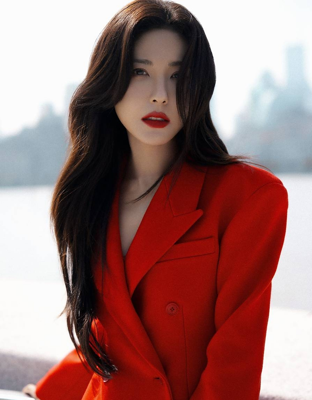 曾黎大波浪造型,搭配西装红裙风情万种,烈焰红唇,韵味十足 67!
