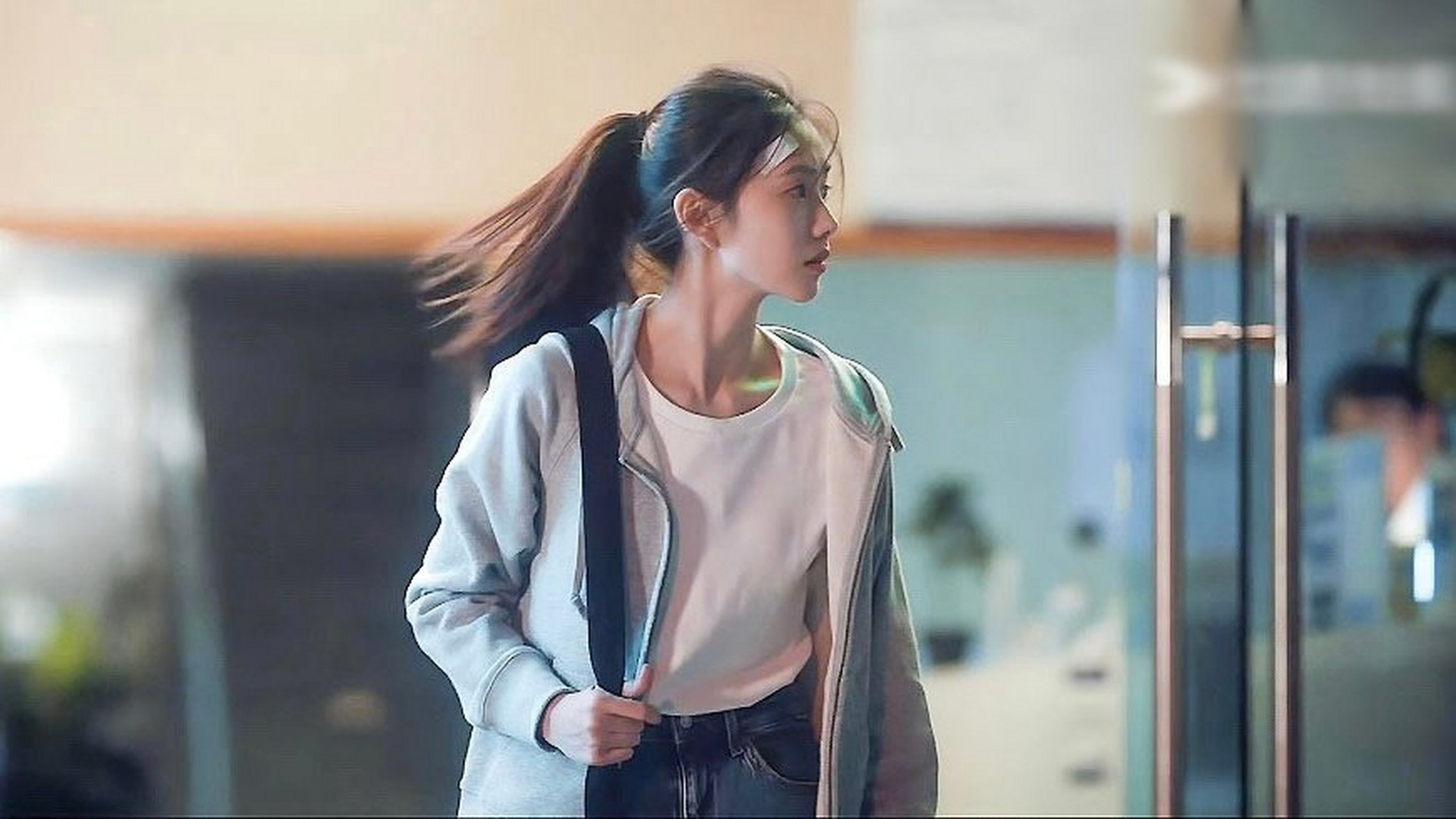 真的谁懂刘浩存这张照片的含金量啊,高马尾侧脸真的太美好了 67