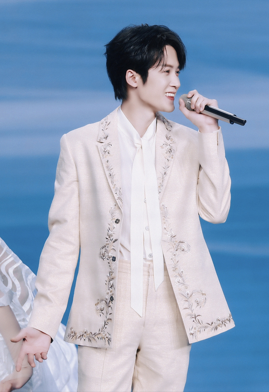 谁能想到,檀健次在春晚那天是发烧的状态下啊!