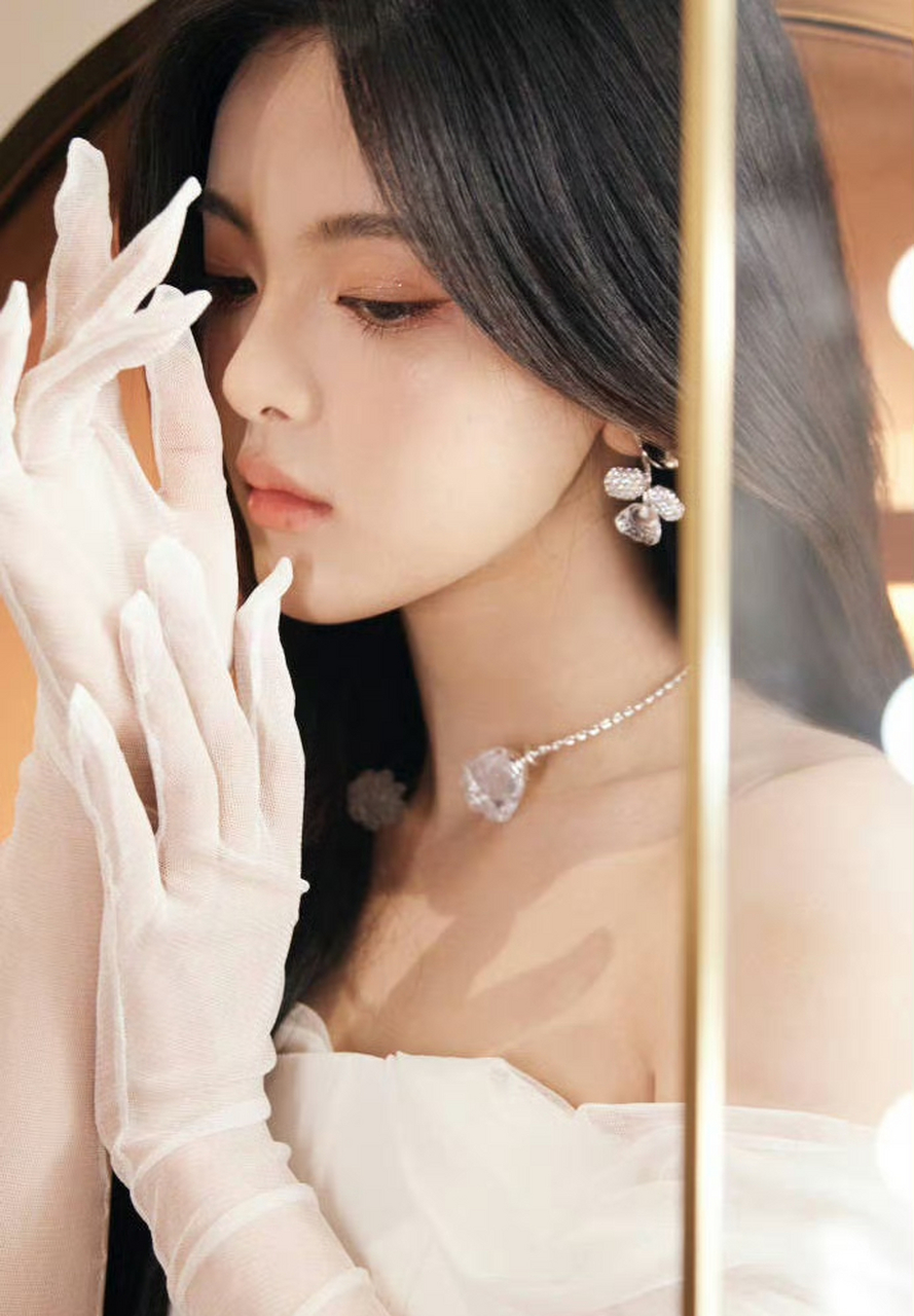 杨超越一袭公主风套装贵气明媚,搭配一字肩抹胸上衣秀完美锁骨.