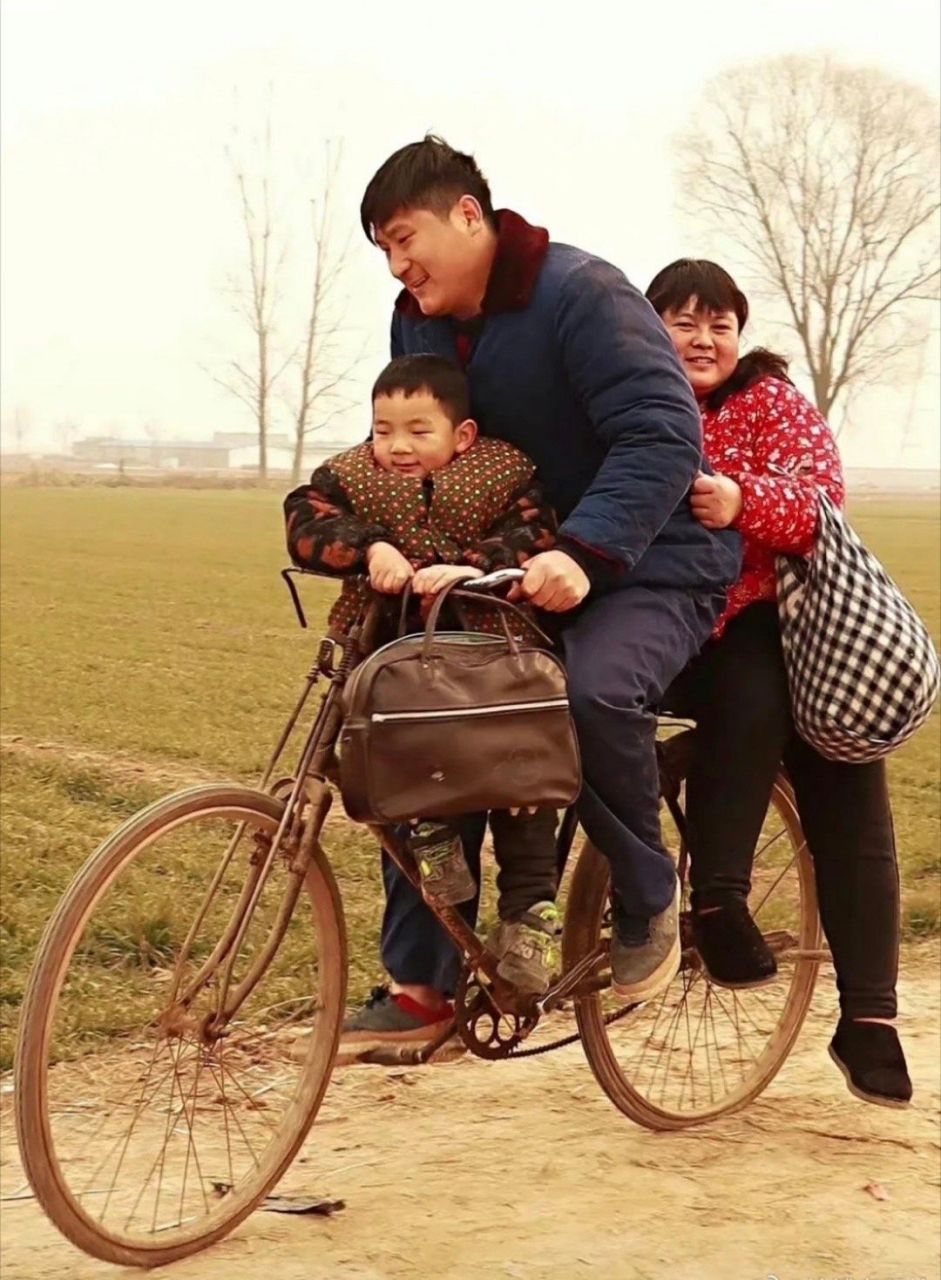 八九十年代,在北方农村地区,过年走亲戚时的照片