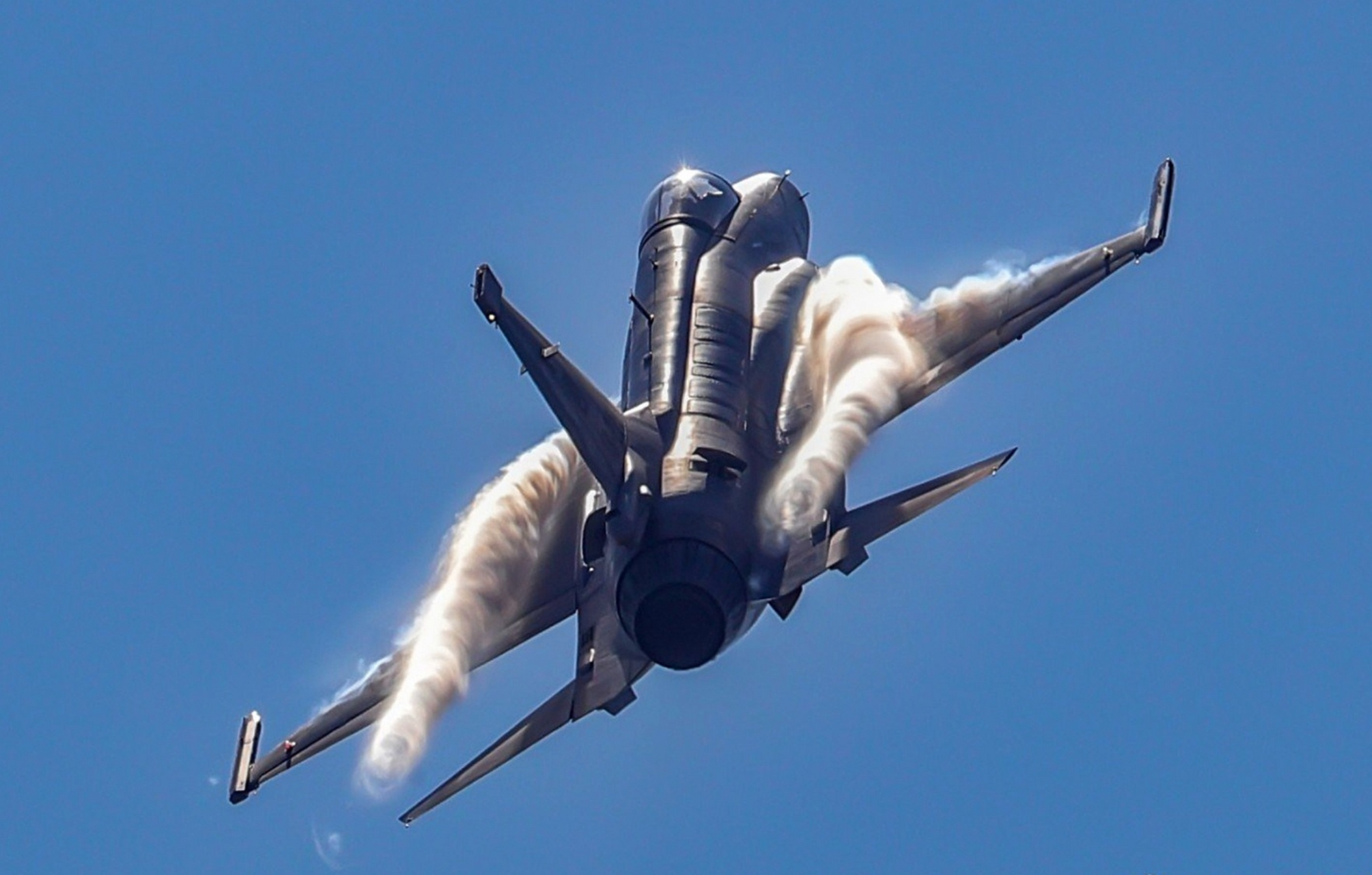 1"枭龙"/jf-17"雷电"战斗机,该机是巴基斯坦和我国联合