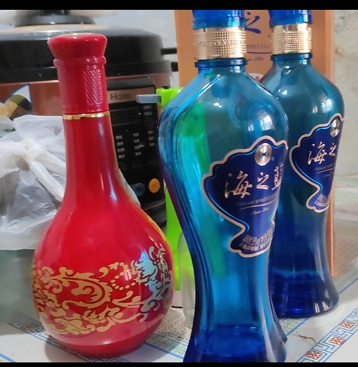 喝了估计8两多,一瓶53度红花郎,两瓶38度海之蓝.4个人喝的.