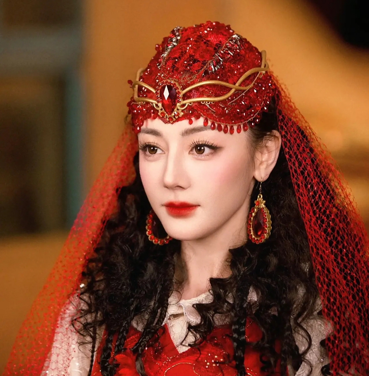 迪丽热巴龙年春晚舞台飞脚踢冰块,仙女下凡.跑位摔跤了!