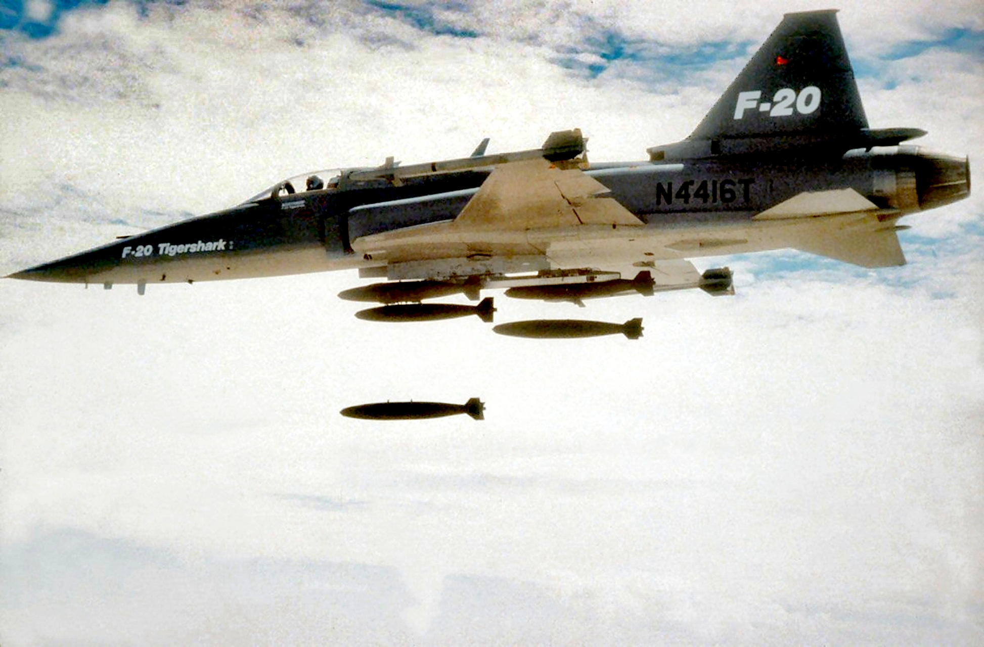 战机欣赏:美国诺斯罗普f-20虎鲨战斗机,该机由f-5战斗机改进而来,换装
