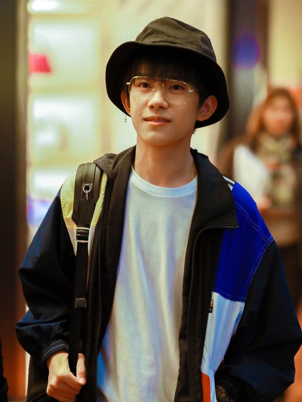 戴眼镜的易烊千玺,真的太撩了.