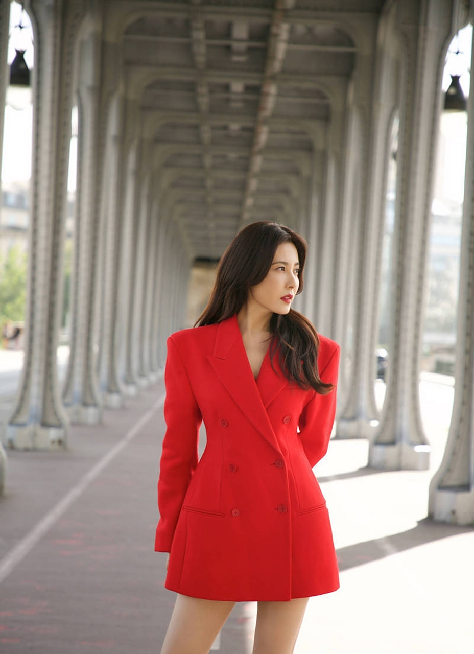 曾黎大波浪造型,搭配西装红裙风情万种,烈焰红唇,韵味十足 67!