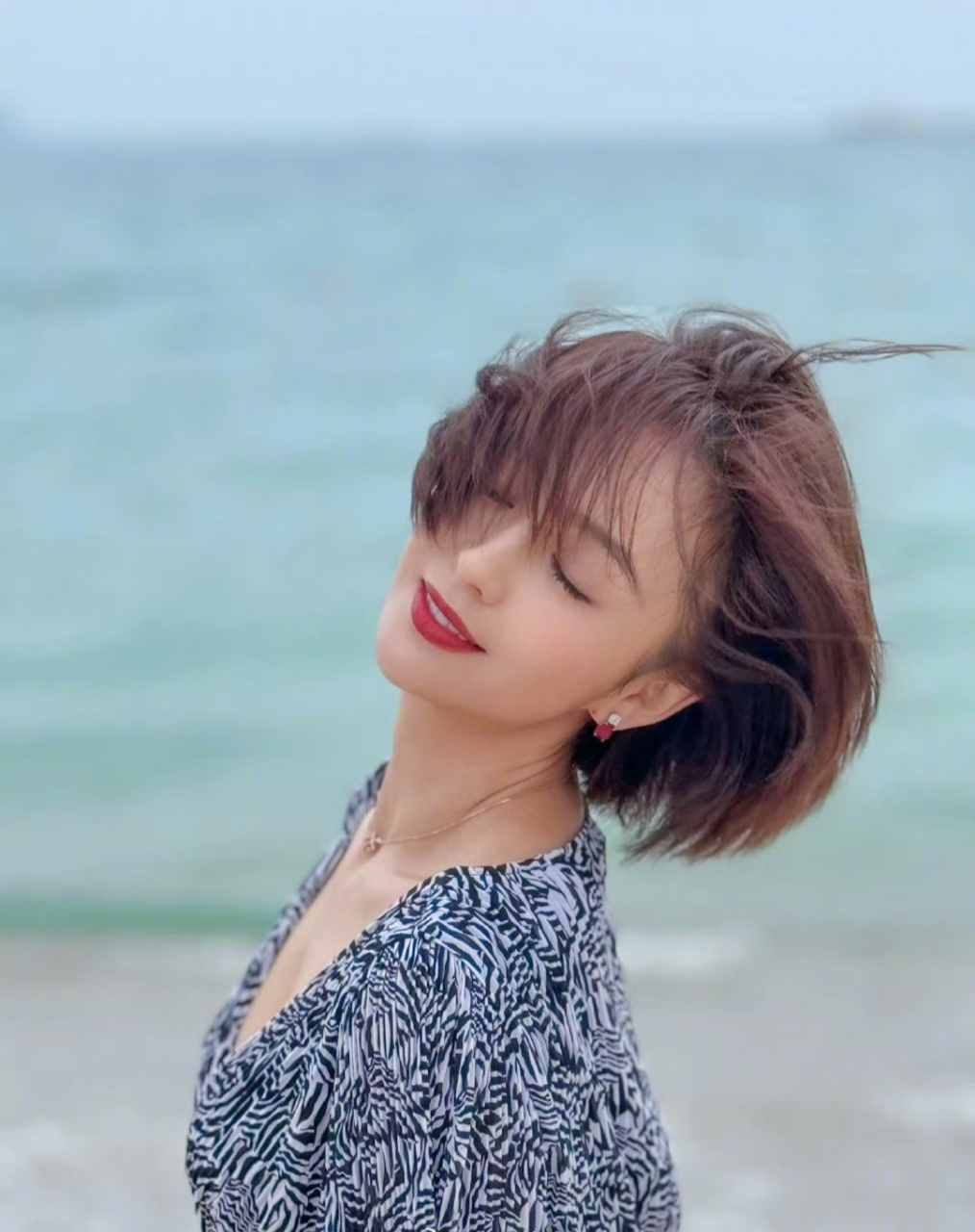 短发的佟丽娅满满的成熟女人味.