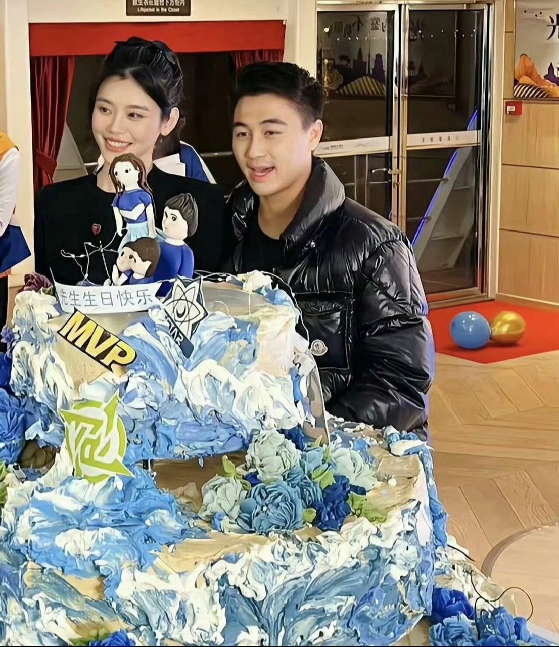 奚梦瑶为何猷君准备的大型生日蛋糕90大到需要6个人搬运,这就是有钱