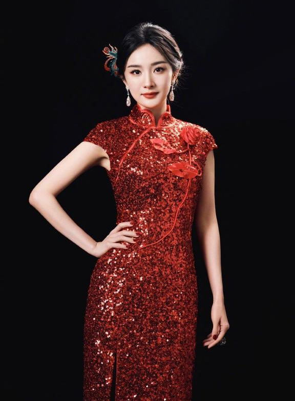 37岁杨幂晒新年红装照,一袭红色吊带一字肩亮片长袍优雅迷人!