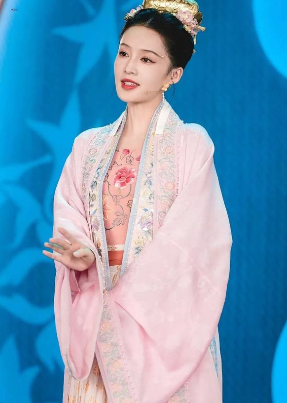 李沁春晚宋代妆造被赞像陈红,古韵十足适合演李清照,谢道韫