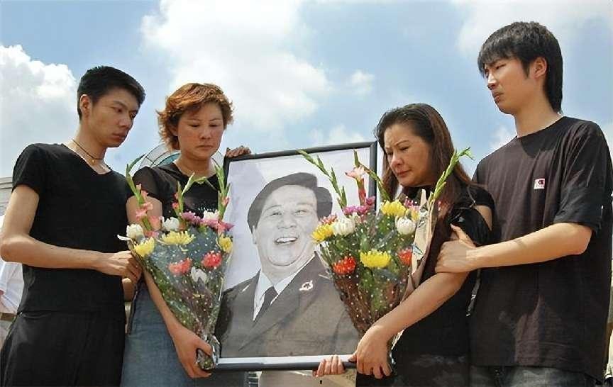 05年古月追悼会:挽联长达6米,女儿亲吻遗像,广州市民自发送行