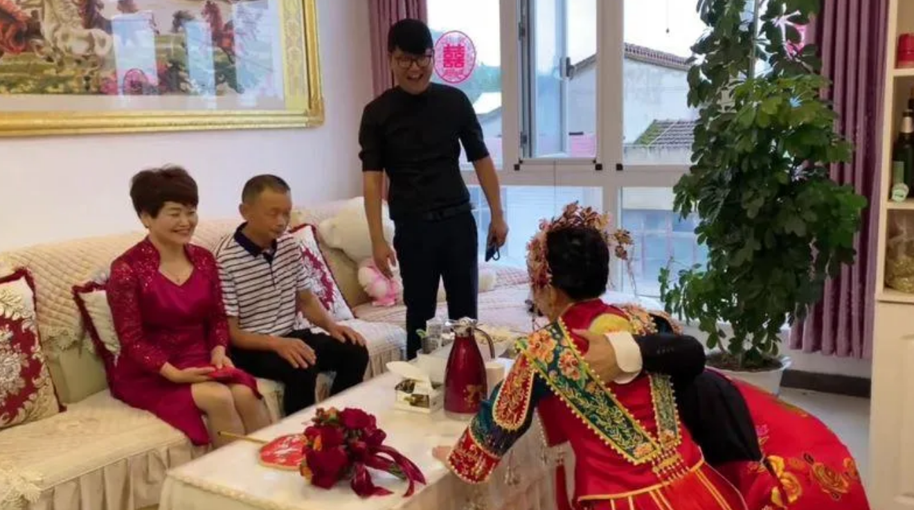 "出嫁女回娘家过年,影响家庭财运",背后藏着对女孩的算计