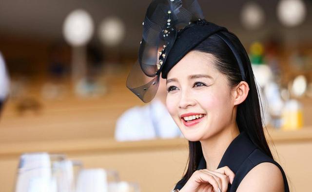 演员李沁:"村花"形象被嘲不像,真的不怪她,都是前辈们太优秀