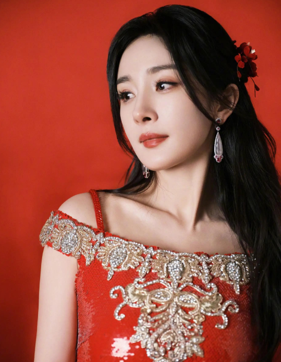 37岁杨幂晒新年红装照,一袭红色吊带一字肩亮片长裙妩媚迷人!