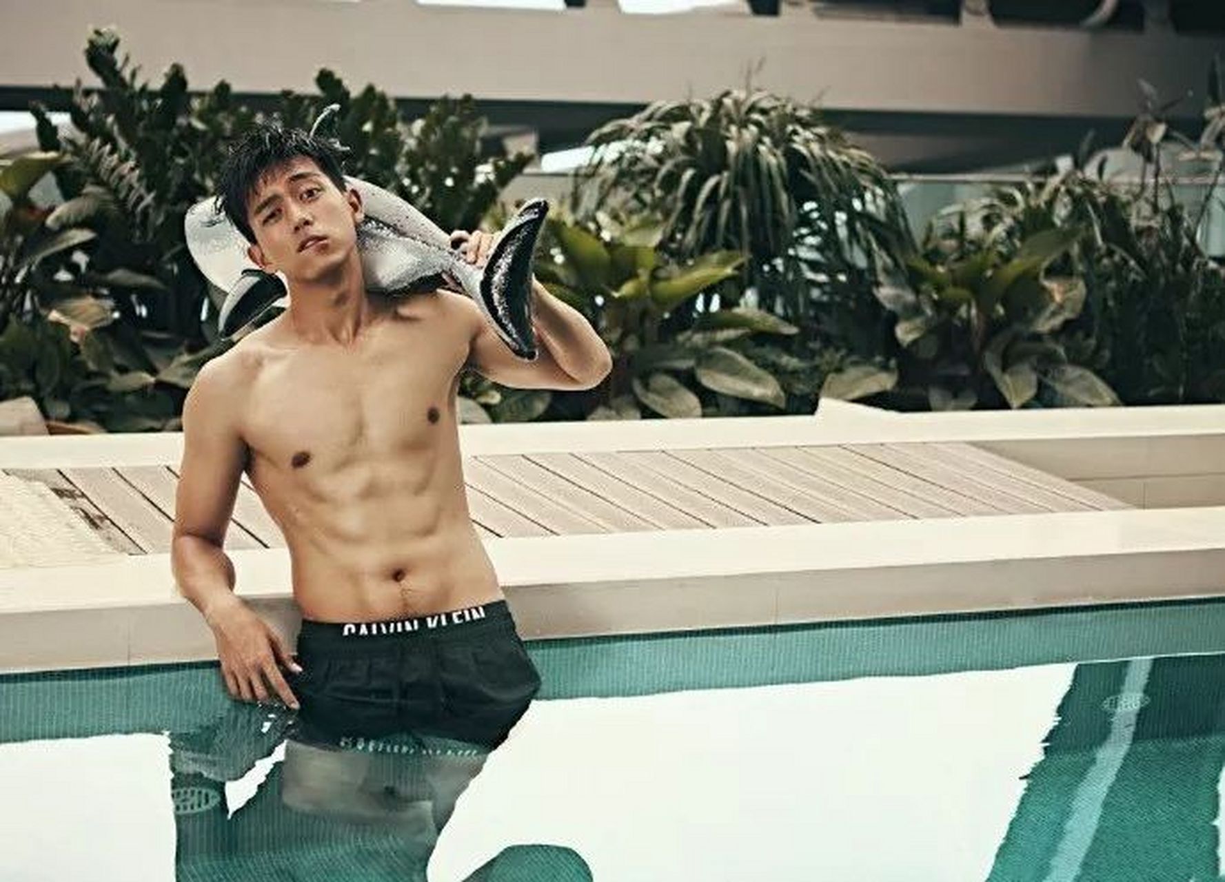 李现深夜发腹肌照露内裤边,这水平怎么样?