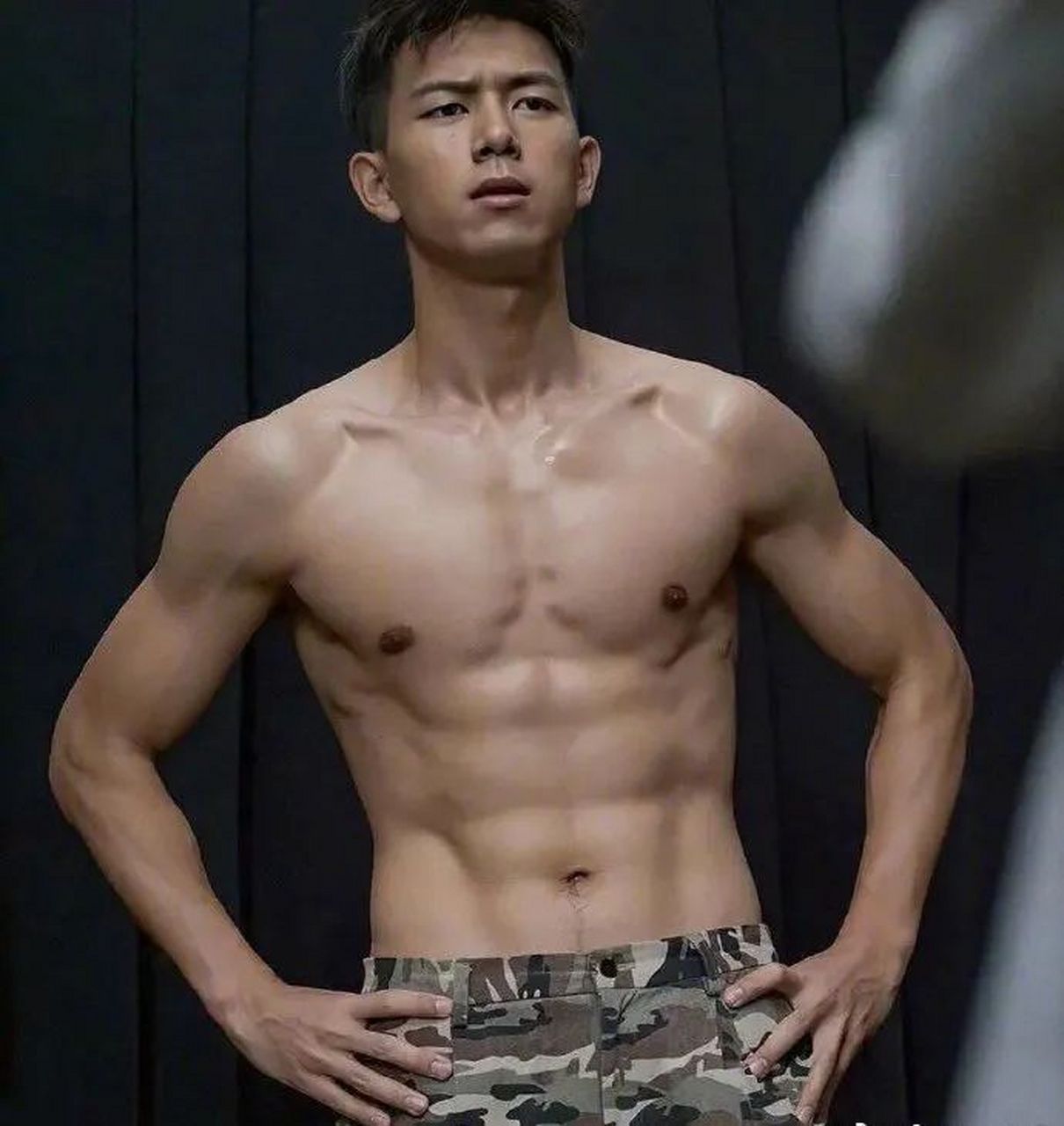 李现深夜发腹肌照露内裤边,这水平怎么样?