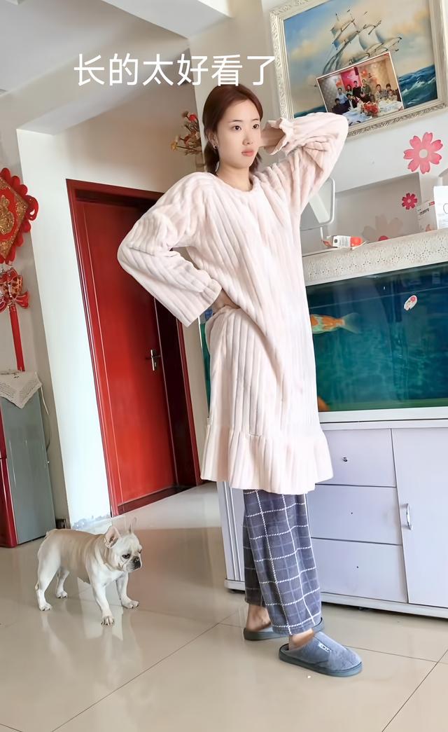 河南:还在上学的女儿身高1米8,妈妈天天在家犯愁:白瞎颜值了