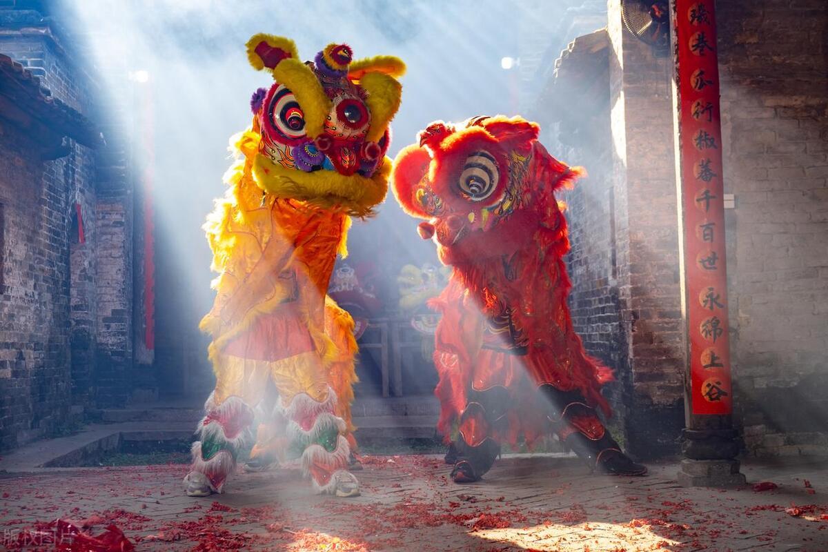 舞狮作为我国传统年俗,寓意吉祥,幸福和繁荣