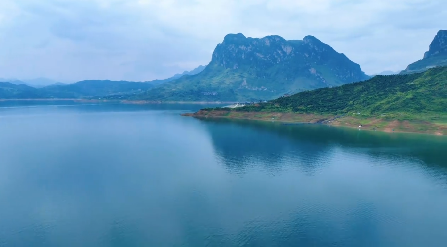 北盘江上有一个小镇,因修建水库而成了一个滨湖旅游小镇