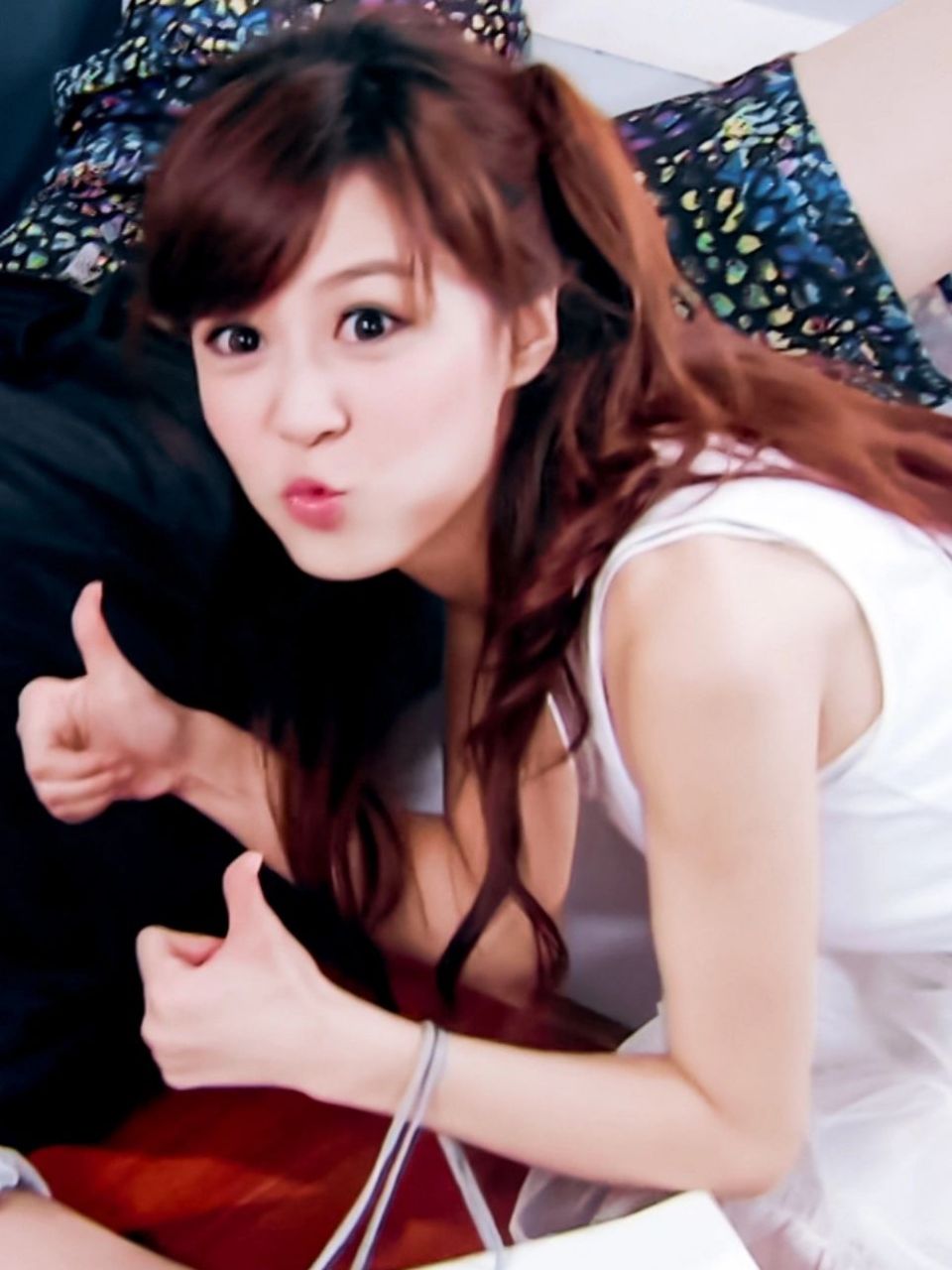 《爱情公寓》里的李金铭:镜头背后的真挚笑容,甜到心里的美嘉!