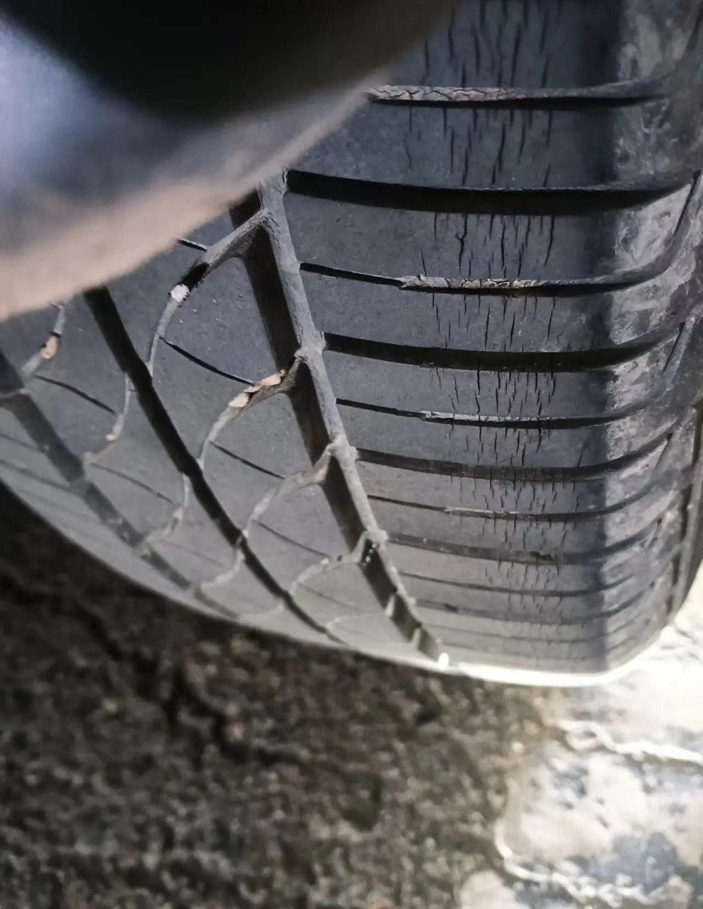 七年的轮胎,有这样的裂纹需要更换吗?