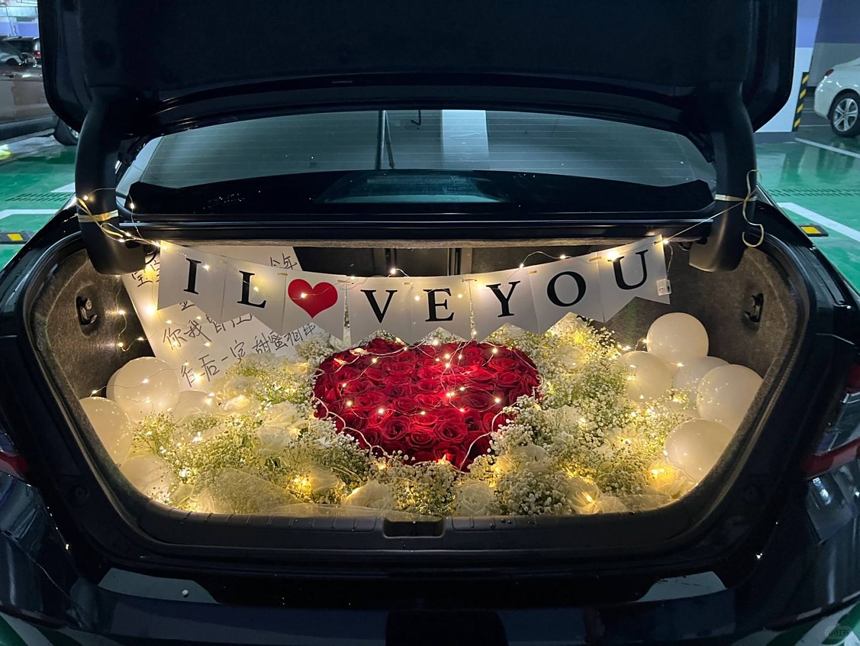 被深爱之人以后备箱惊喜深情表白,直戳心底的浪漫柔情