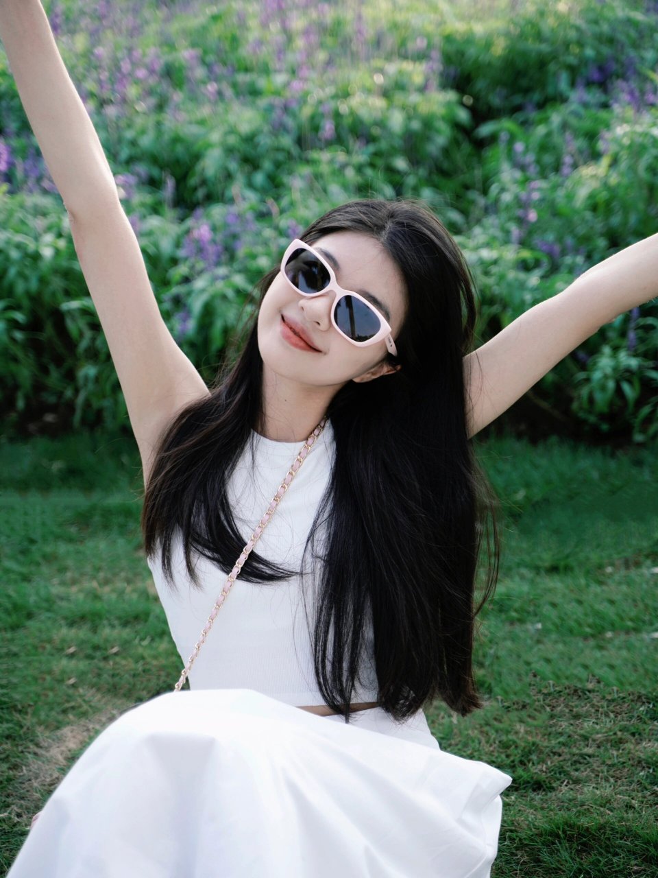 赏花松弛感的拍照姿势快来学 自信的笑容 舒展肢体才是自由感的表达