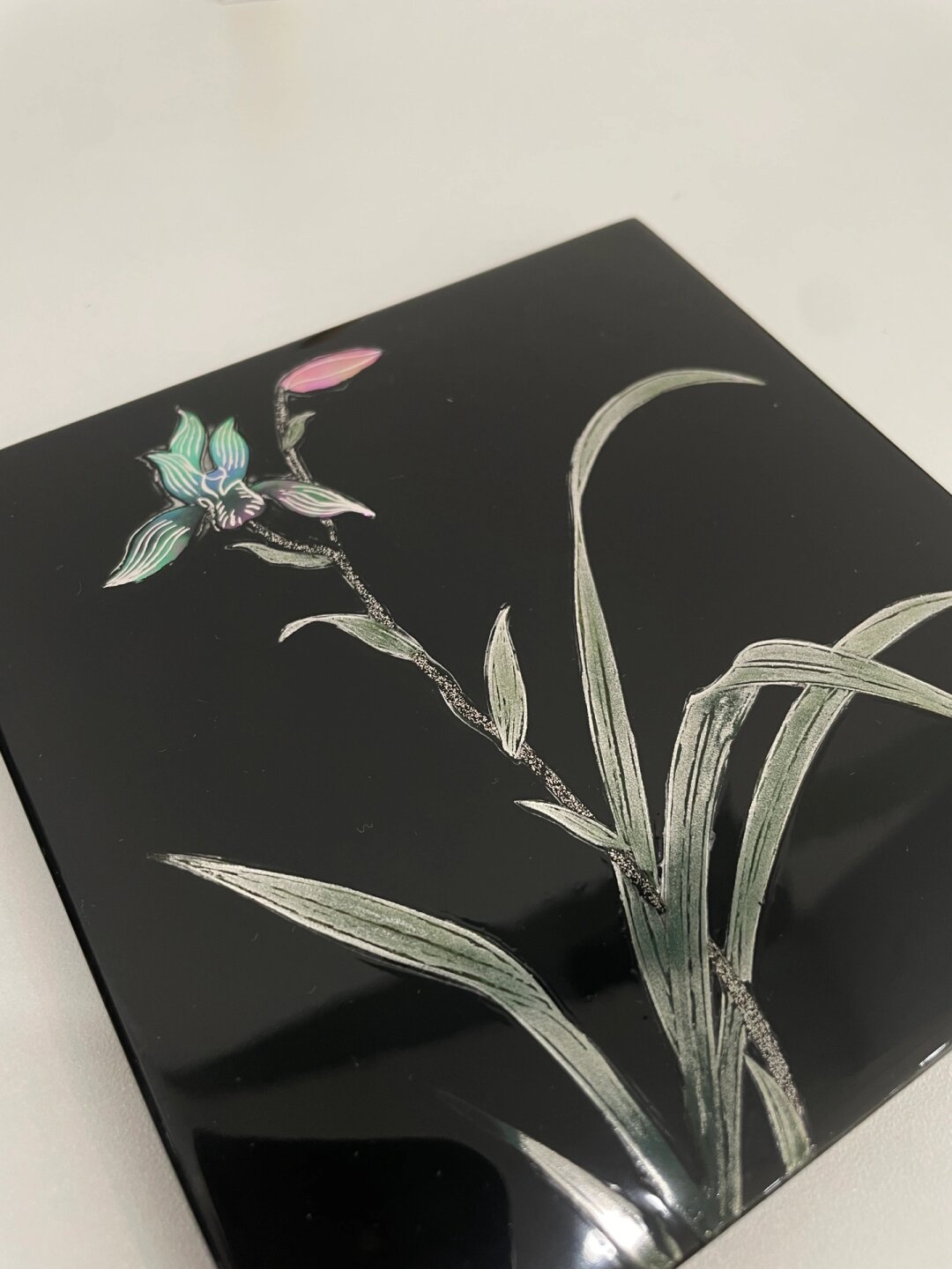 螺钿与莳绘技法的复合运用  在匠人的巧手中,螺钿与莳绘两种技法相遇