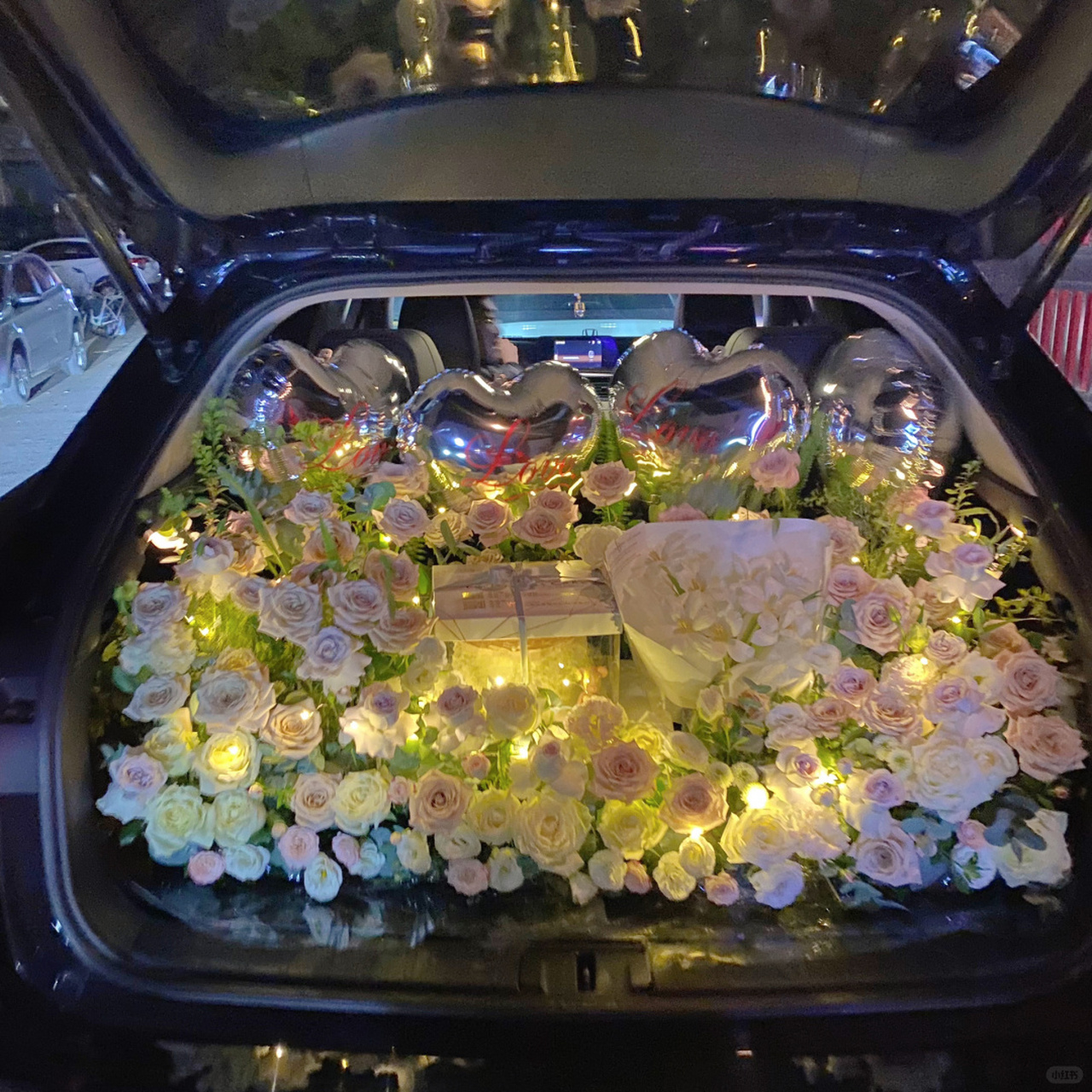 满后备箱鲜花,一场震撼心灵的惊喜告白  目睹了一场触动人心的浪漫