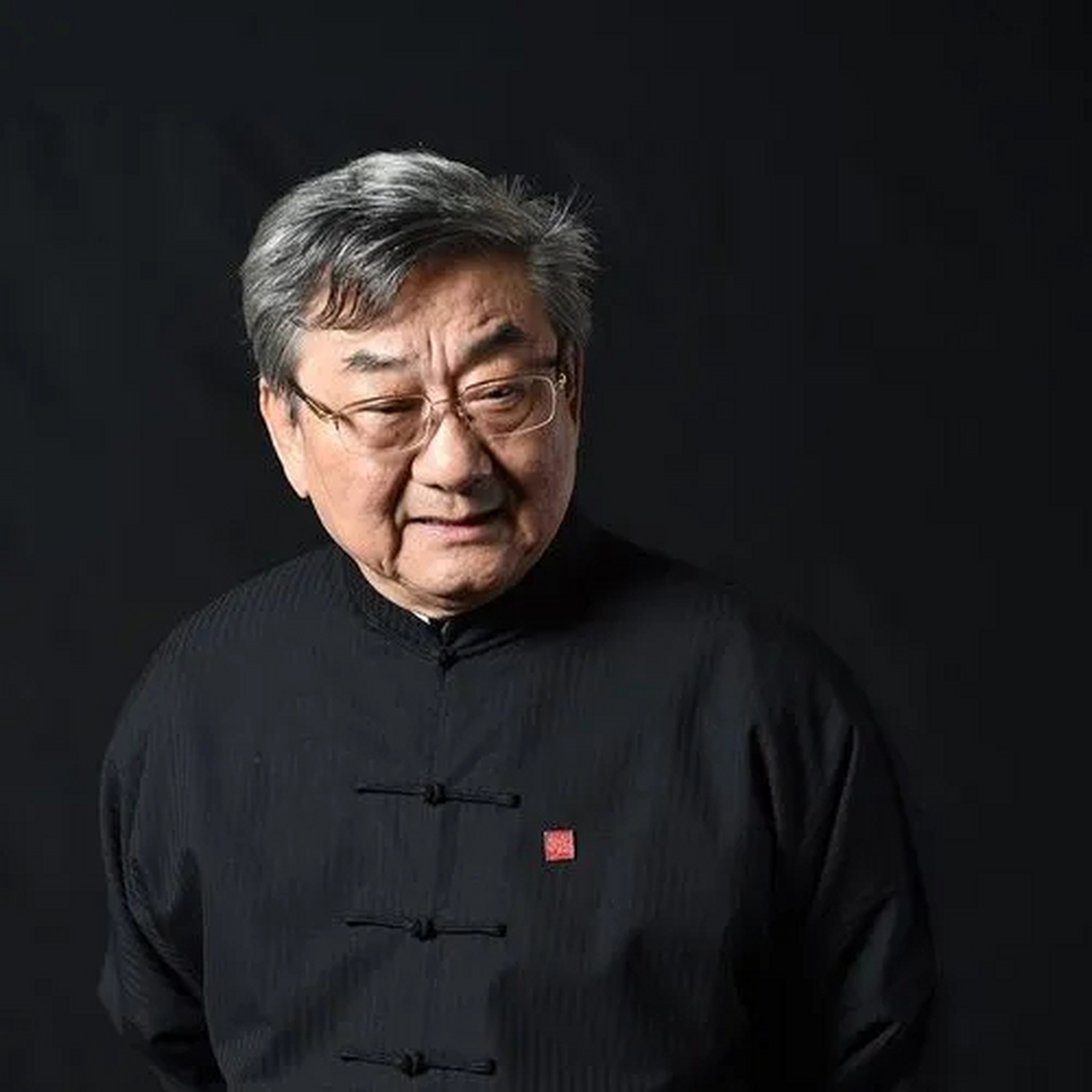 韩天衡是现任西泠印社名誉社长.曾任西泠印社副社长.