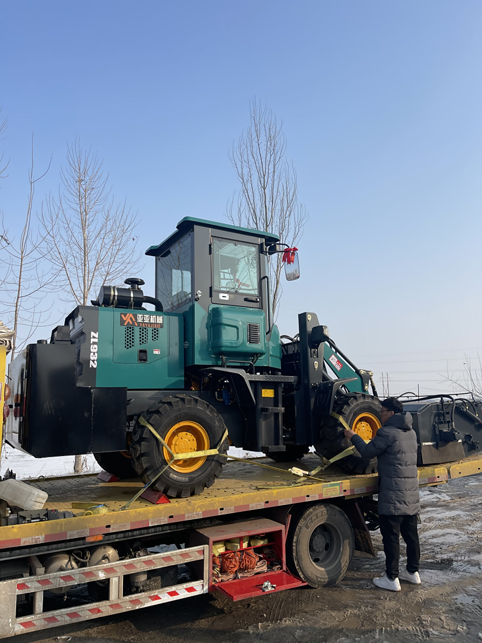 装载机清扫机是一种高效,实用的清洁设备,集清扫,吸尘,洒水等功能于