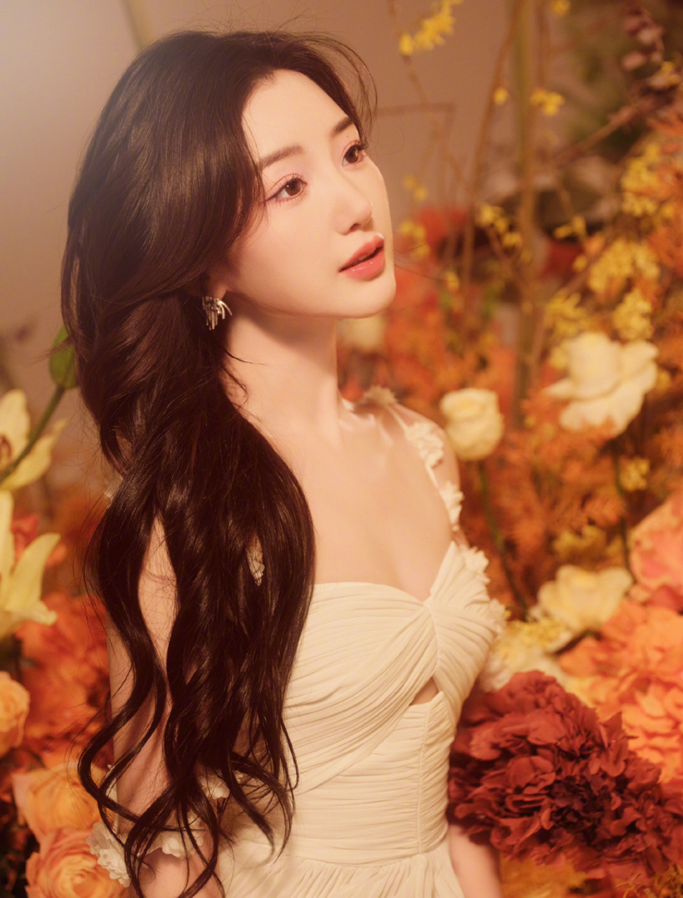 毛晓彤生日大片来啦!日出花海里的甜美女神,姐姐的年龄是满30减15 !!