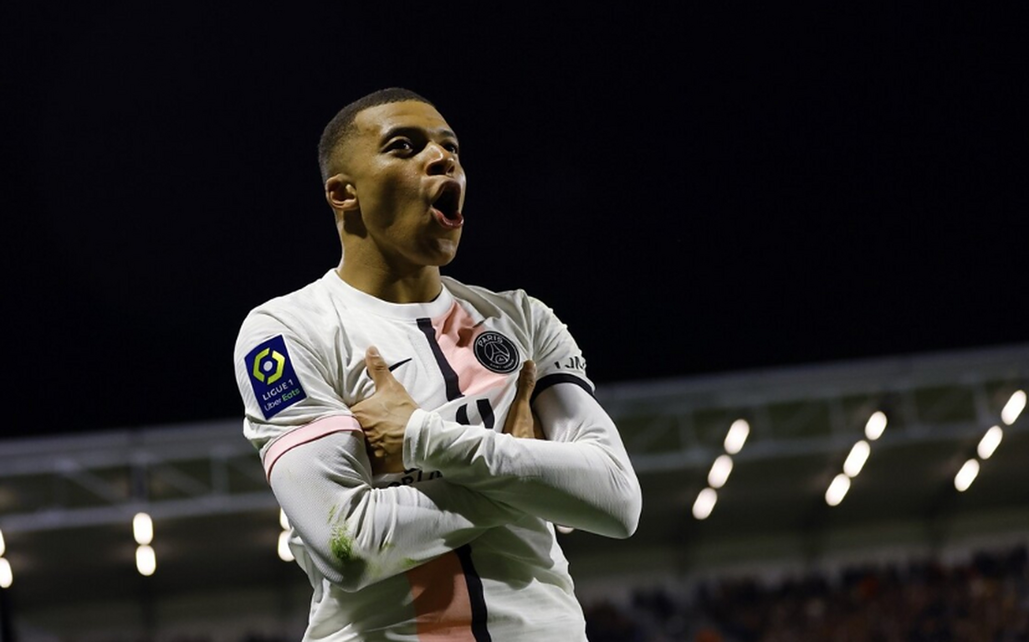 【姆巴佩告知巴黎赛季结束后离队】 据多家媒体报道,巴黎圣日耳曼的