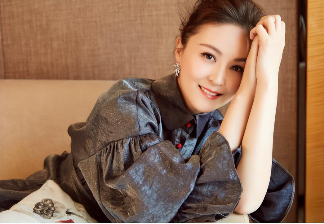 演员戴娇倩:被富商"苦追"10年才嫁,如今和女儿一起被宠成宝