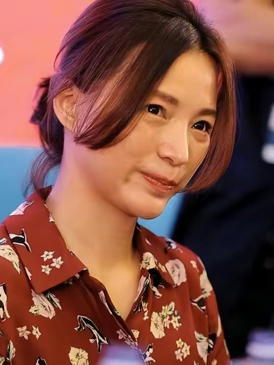 没化妆的董卿,也没有气质啊,就像普通的人一样