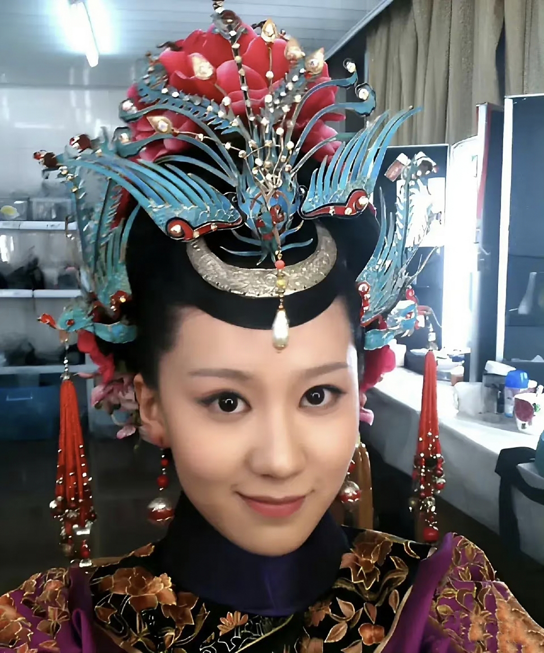 原来《甄嬛传》孟静娴也试过浣碧大婚同款造型,看着就很大气隆重!