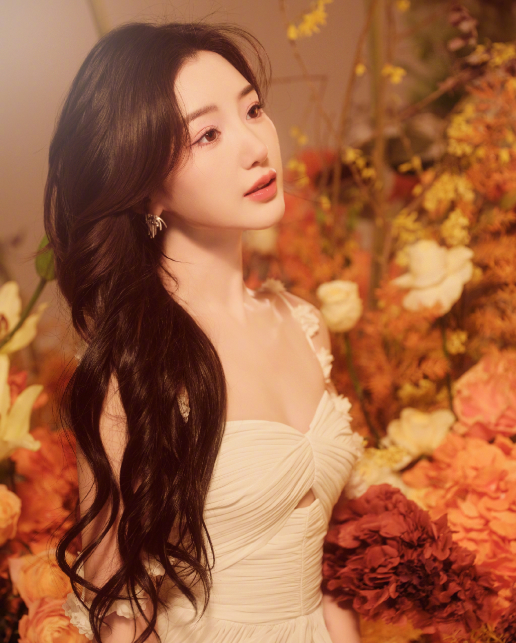 毛晓彤一袭白裙被花海围绕,真的好美!清纯靓丽,笑容甜蜜,优雅从容!