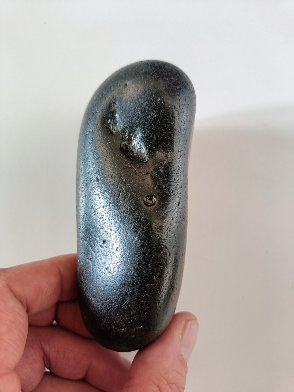 精品乌鸦皮大玛瑙,实物漂亮,品相好.把件,规格11*5*4.5厘米,重量442.
