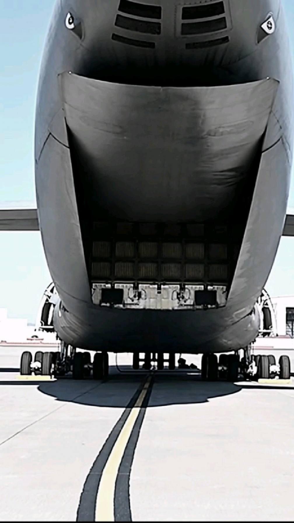 震撼瞬间c5银河运输机打开货仓展现无与伦比的运载力