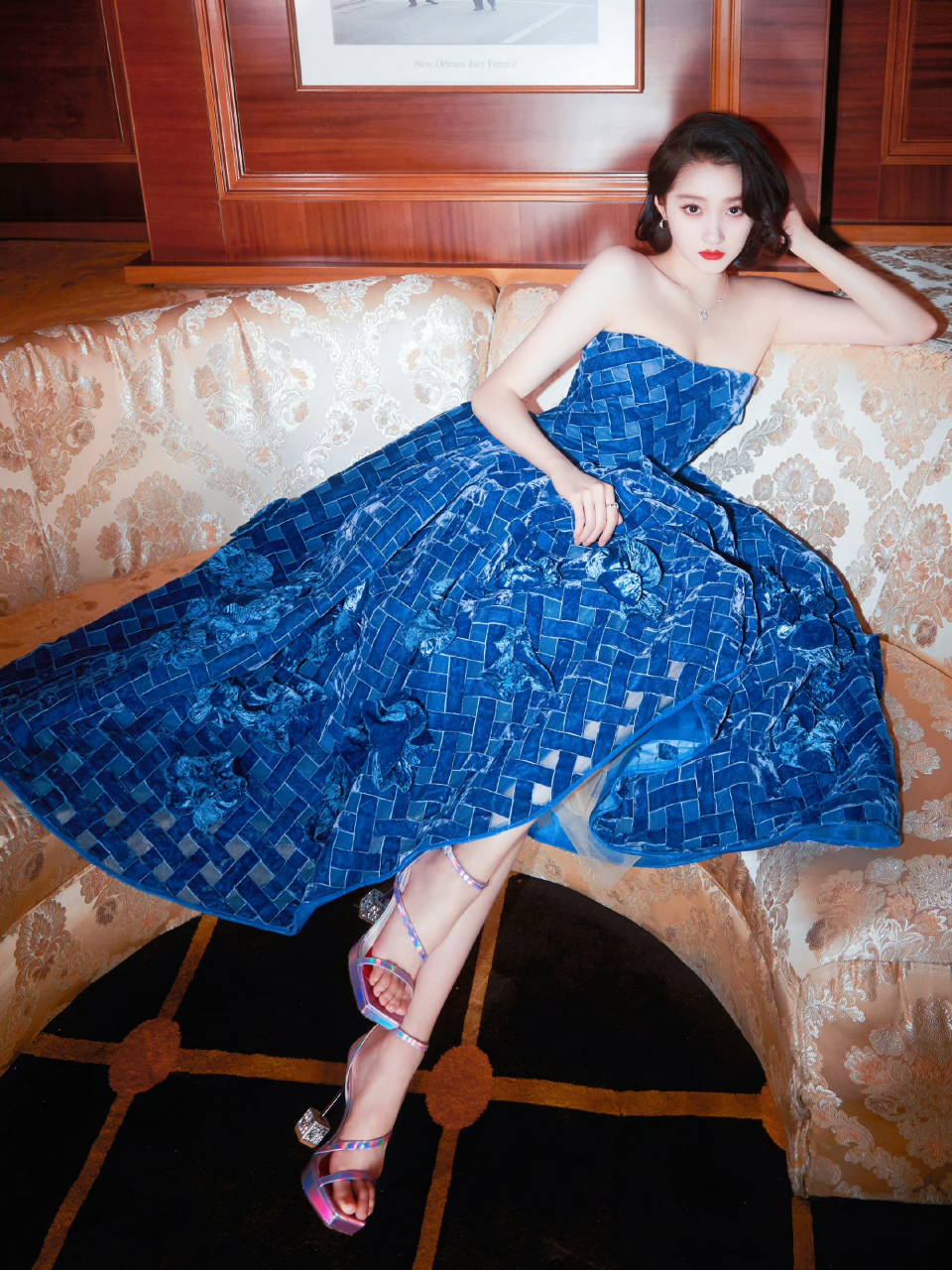 关晓彤蓝色抹胸长裙