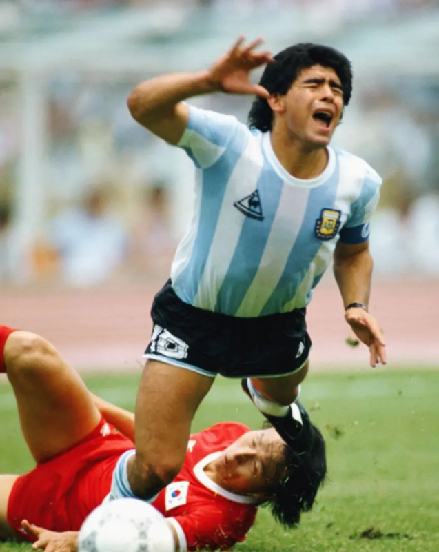 回顾马拉多纳能为阿根廷捧回世界杯可是谁能为阿根廷赢回马岛呢