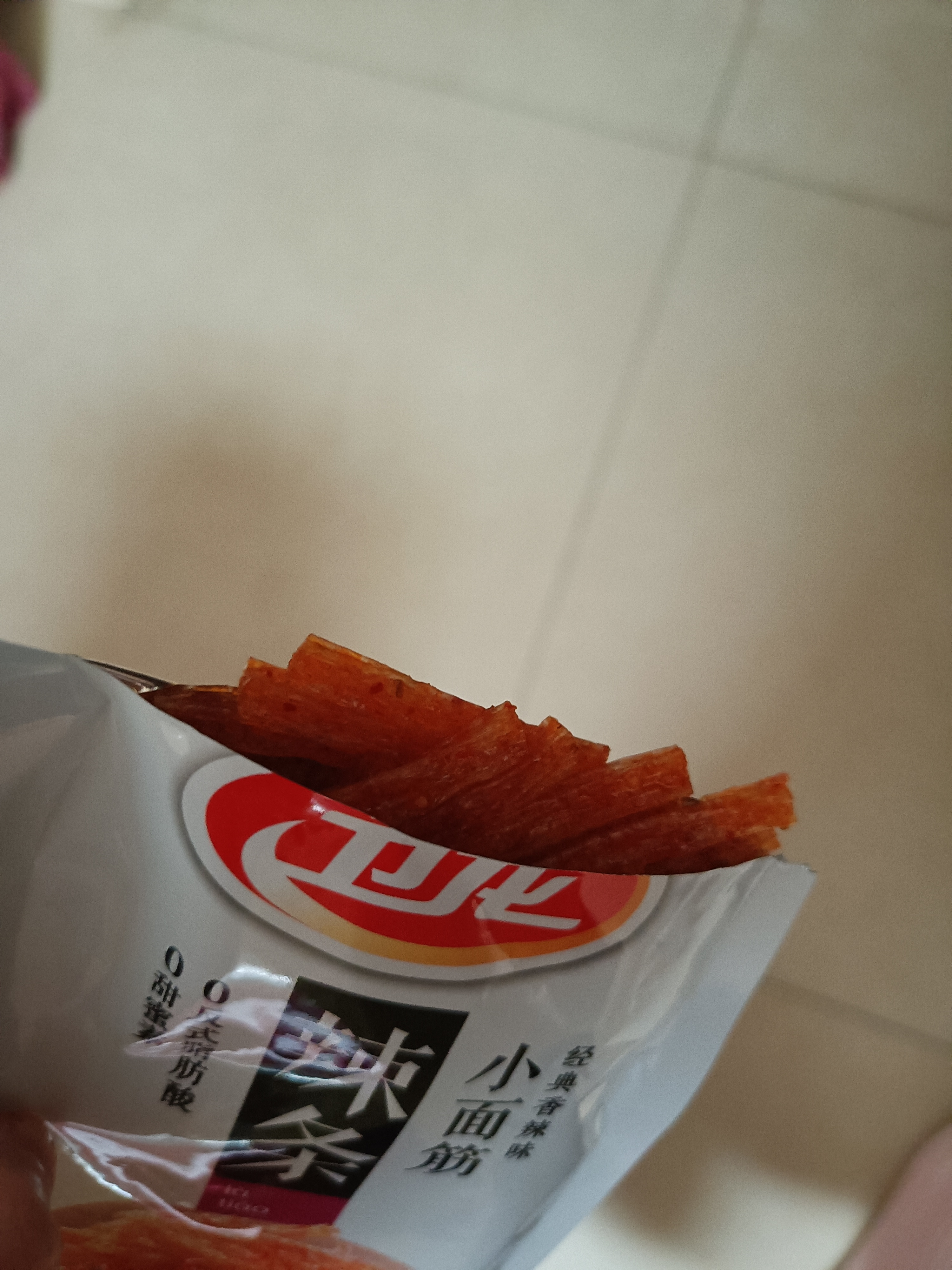 晚上没什么事,我就拿了包辣条来吃了,一个人孤单的时候总想着让自己过