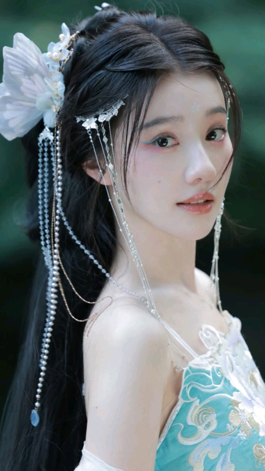 甜美妖媚,性感撩人的王鹤润,身材窈窕,气质不凡,美丽不可小觑