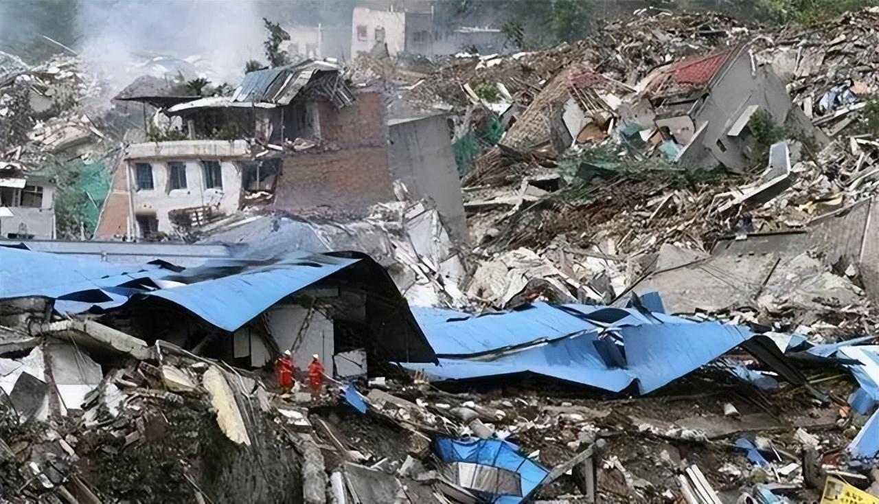 回顾汶川地震后男人背着儿子遗体徒步25公里回家后来怎样