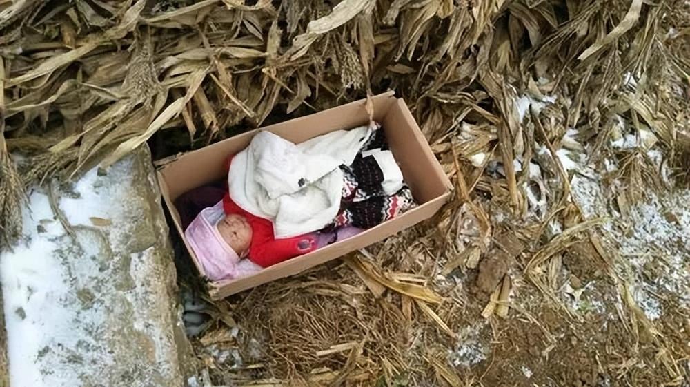 1997年35岁男子捡到带病女弃婴19年后女孩7幅画卖出458万