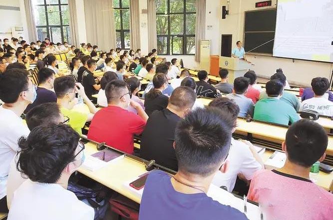 几天后,王杰将张鹏等人带到了金融六班的上课教室,打开教室门,王杰