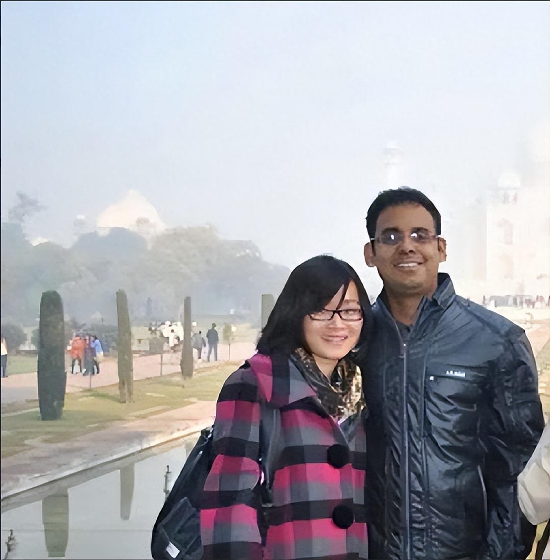 自此之后,郑墨沫时常在朋友圈晒自己的富婆生活,还拍下了四张外出旅游