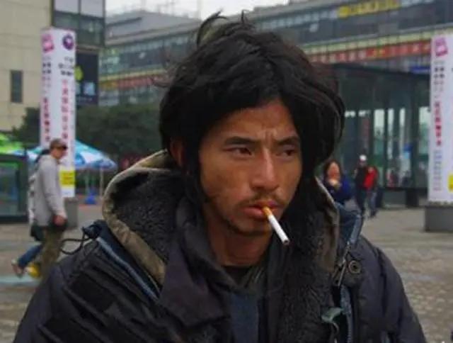 回顾从抗洪英雄到街头乞丐犀利哥程国荣经历了什么