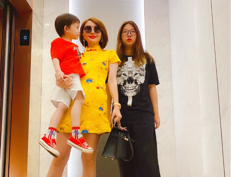 回顾女演员生两娃后拍短视频爆火成为千万粉丝博主年入500万元